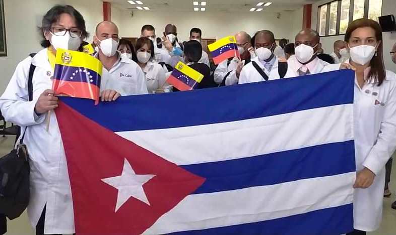 Médicos cubanos regresan a Cuba tras cumplir misión en Venezuela.