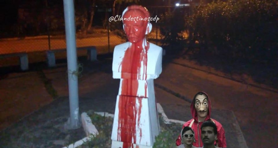 Busto de Martí manchado de sangre por Clandestinos.
