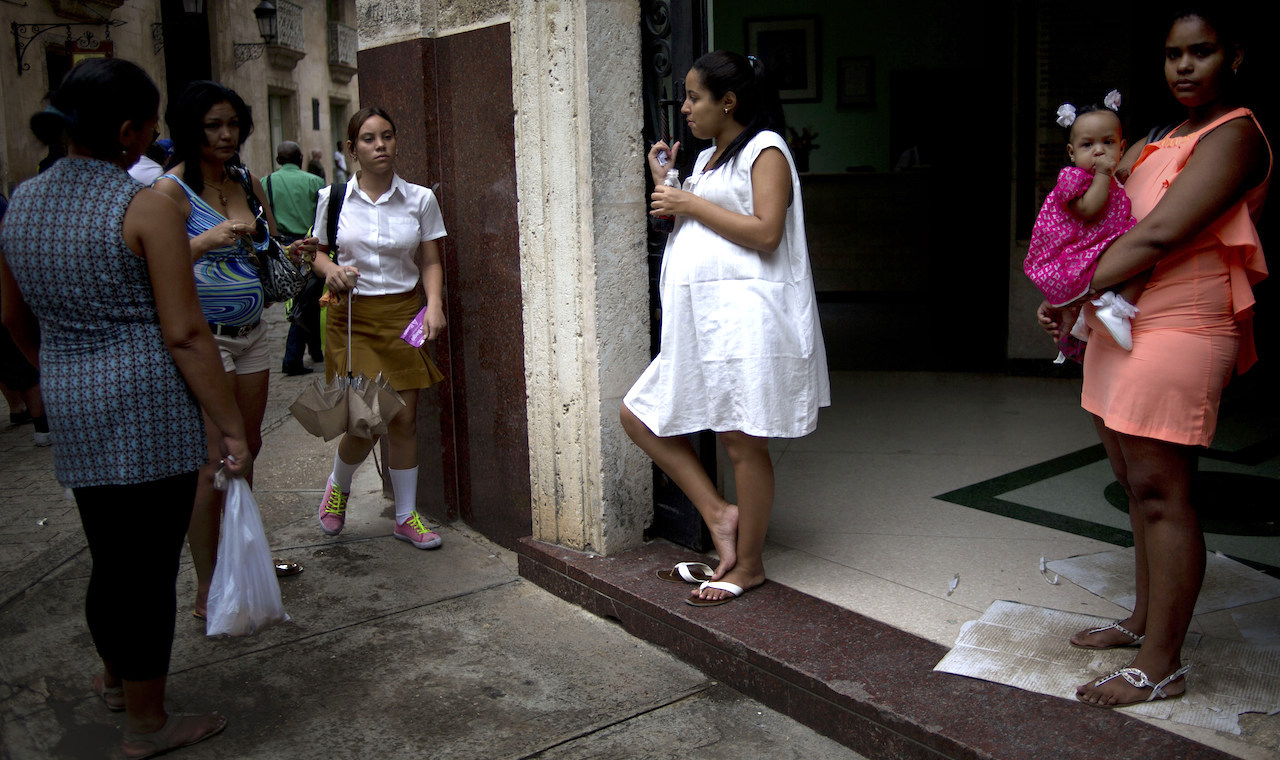 Mujeres cubanas en la entrada de un hospital