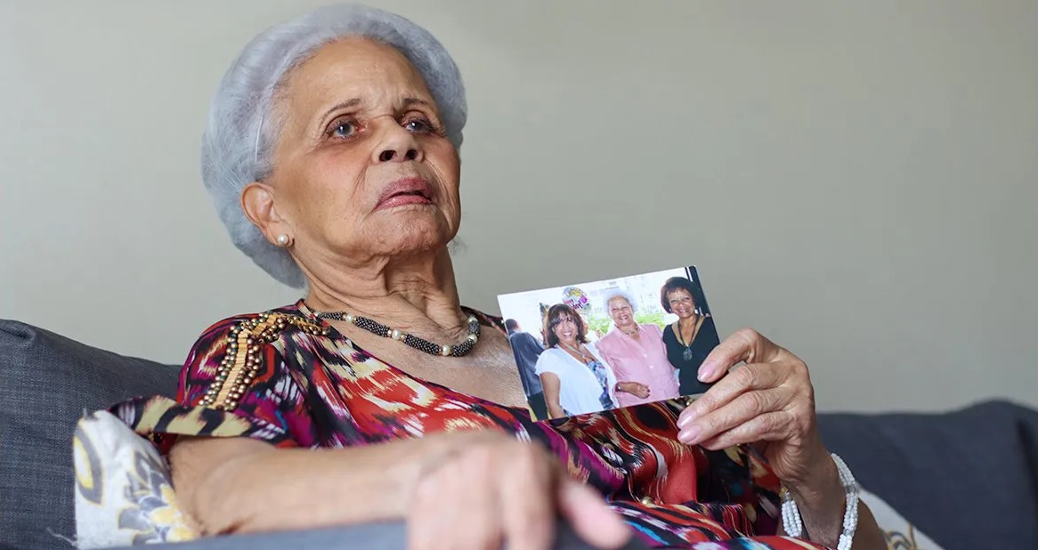 Alina Miyares, de 93 años, con una foto en la que aparece su hija Alina López Miyares.