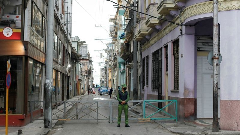 Calle cerrada en La Habana por un brote de Covid-19.