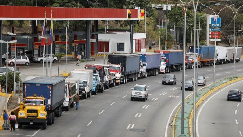 Fila de camiones en Venezuela para conseguir combustible.