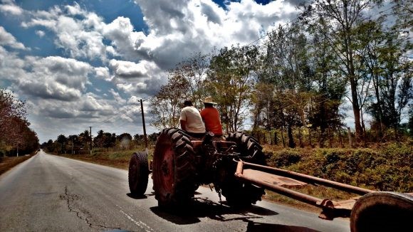 Campesinos cubanos en un tractor.