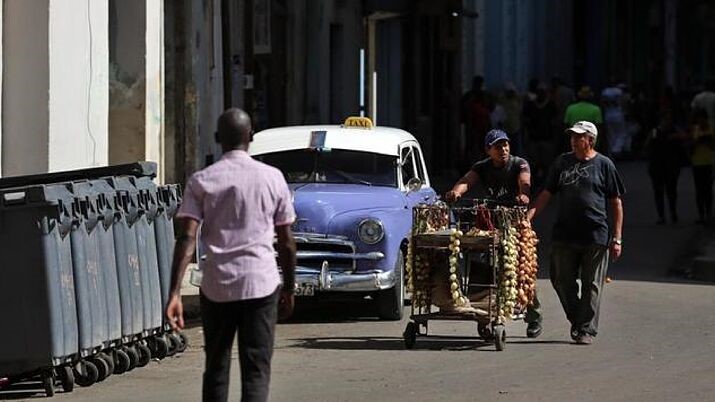 Un carretillero por una calle de La Habana.