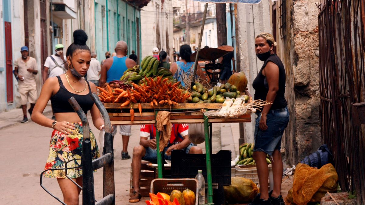 Mujeres ante un puesto de venta ambulante en La Habana.