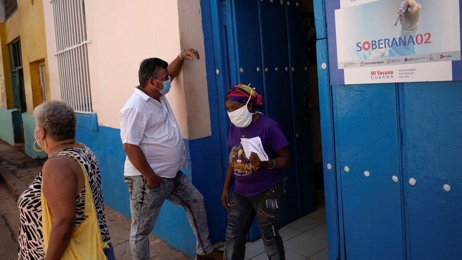 Cubanos a las puertas de una unidad del ensayo clínico de Soberano02 en La Habana.