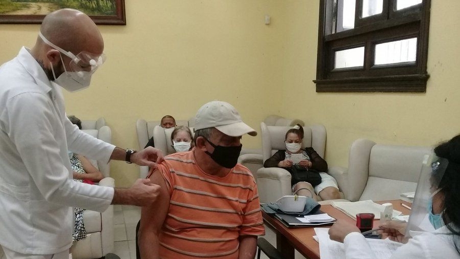 Vacunación de Soberana 02 en Cuba.