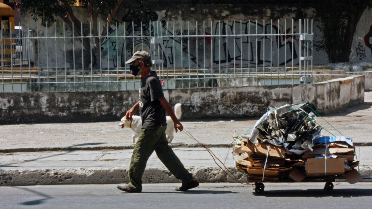 Un cubano recolector de basura en La Habana.