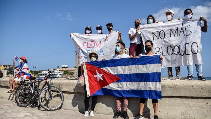 Jóvenes cubanos convocados a la caravana contra el embargo el 28 de marzo en La Habana.