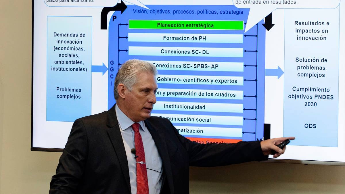 Miguel Díaz-Canel en la presentación de su tesis doctoral.