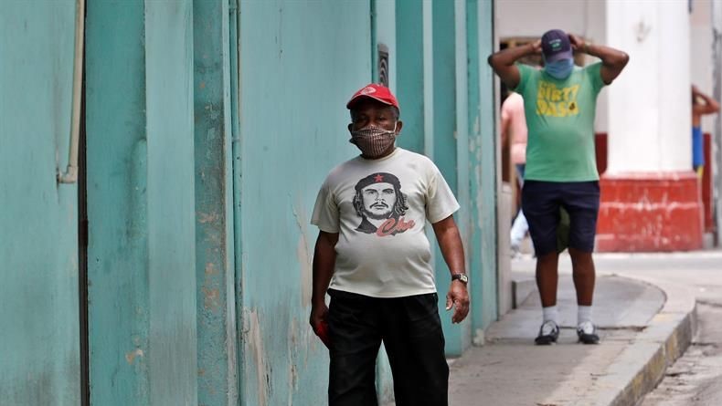 Dos hombres caminan por una calle de La Habana.