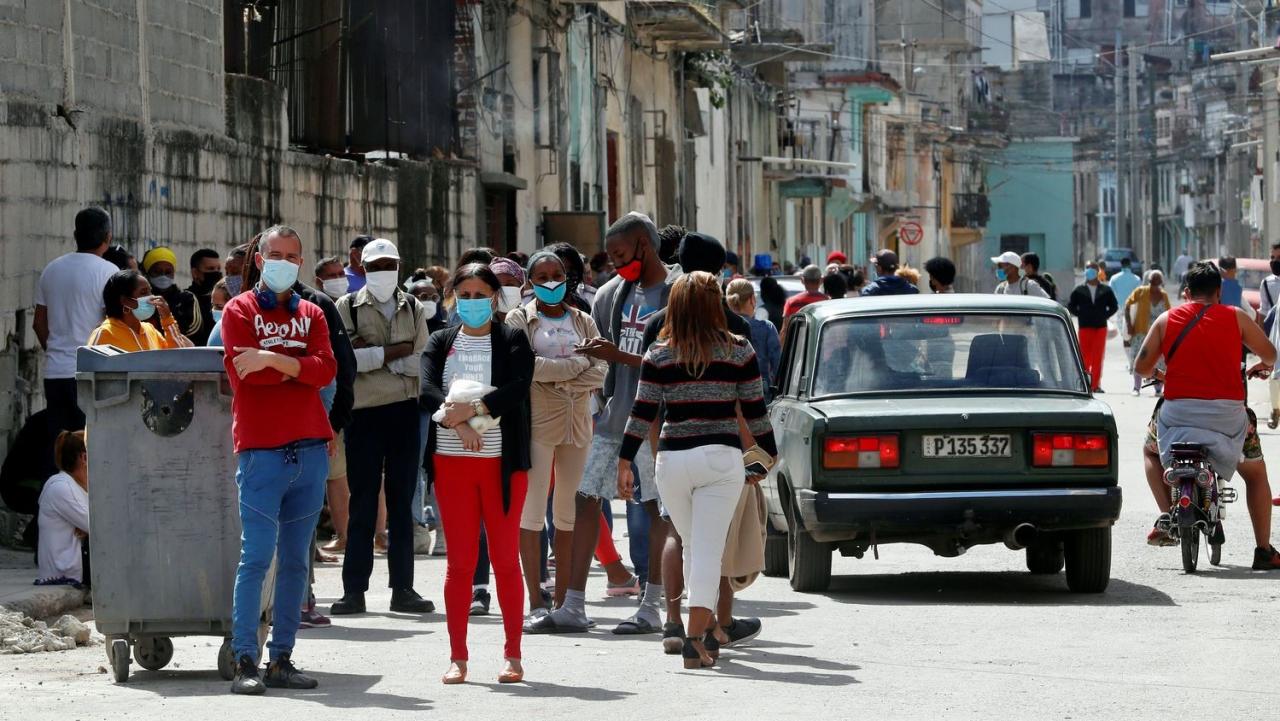 Cola en La Habana en tiempos de coronavirus.