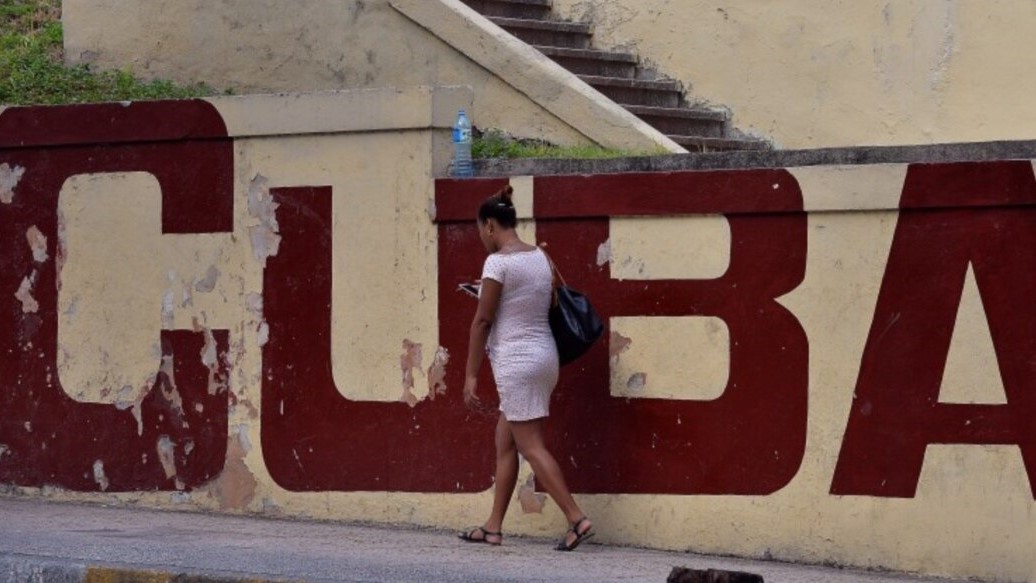 Una cubana por una calle de La Habana.