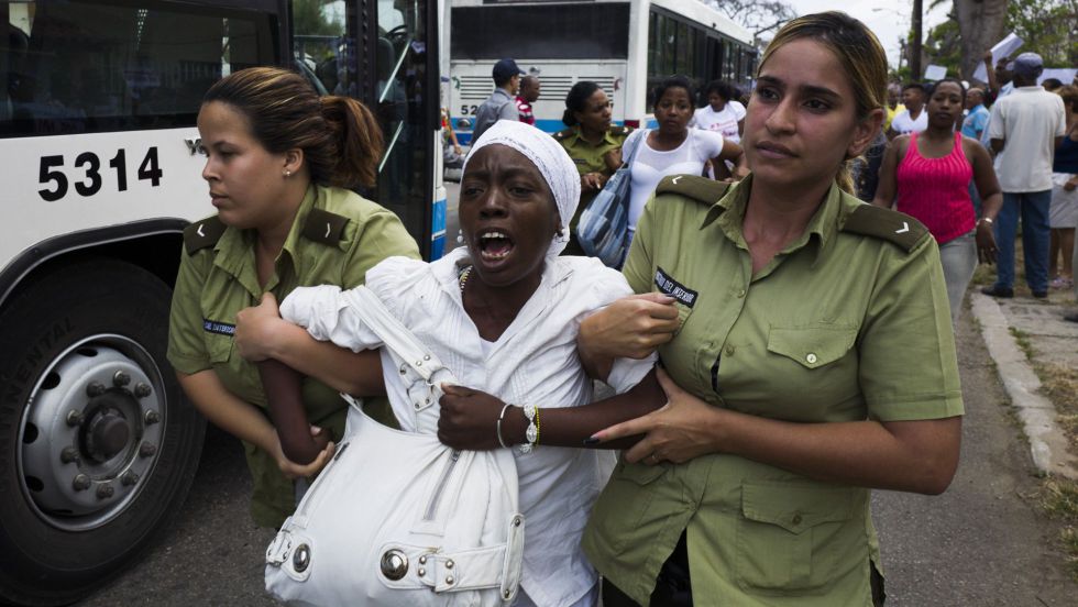 Una integrante de las Damas de Blanco es detenida por agentes policiales en 2016.