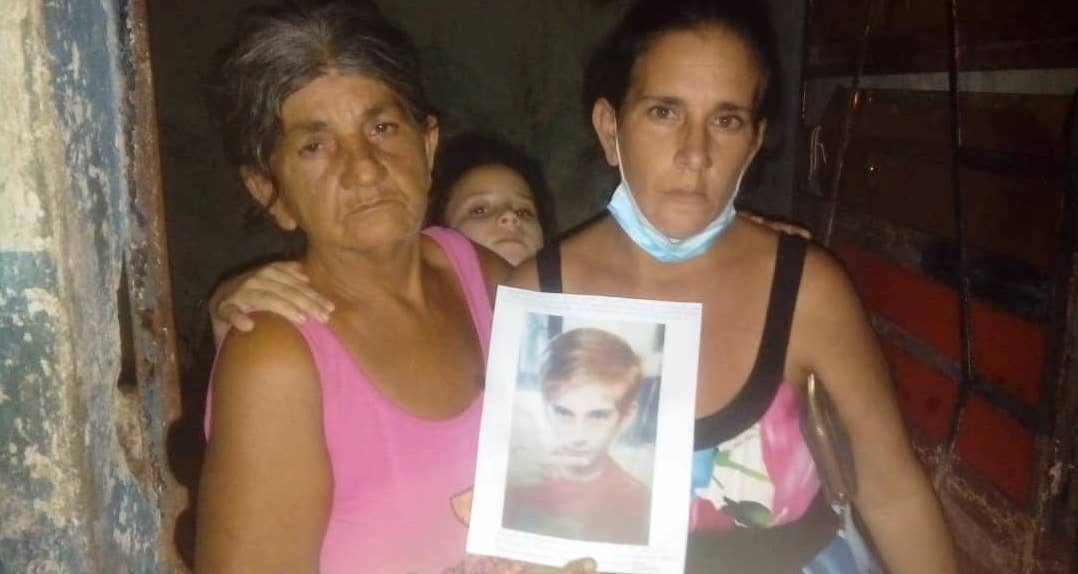 Airobis Ávila Pérez (der), madre del niño desaparecido, junto a la abuela del menor, Elena Pérez Alfonso.