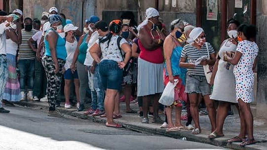 Una cola en Cuba durante la pandemia. 