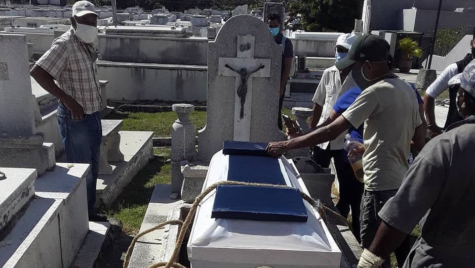 Entierro en el cementerio de Santiago de Cuba en plena pandemia de Covid-19.