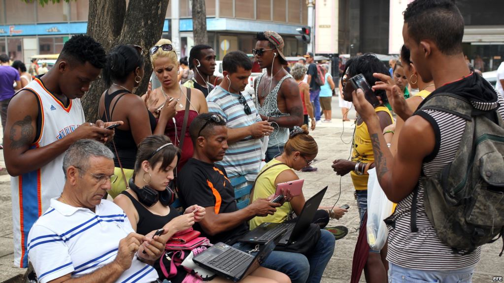 Cubanos conectados a internet