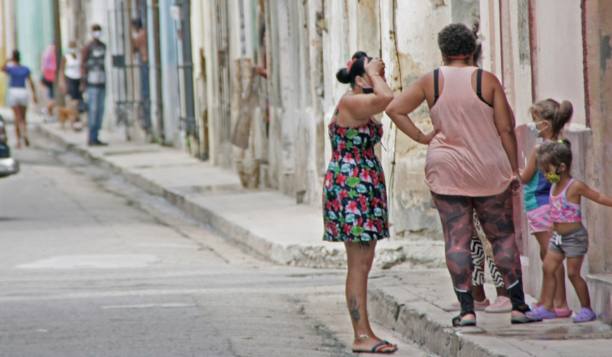 Gente en las calles de La Habana. 