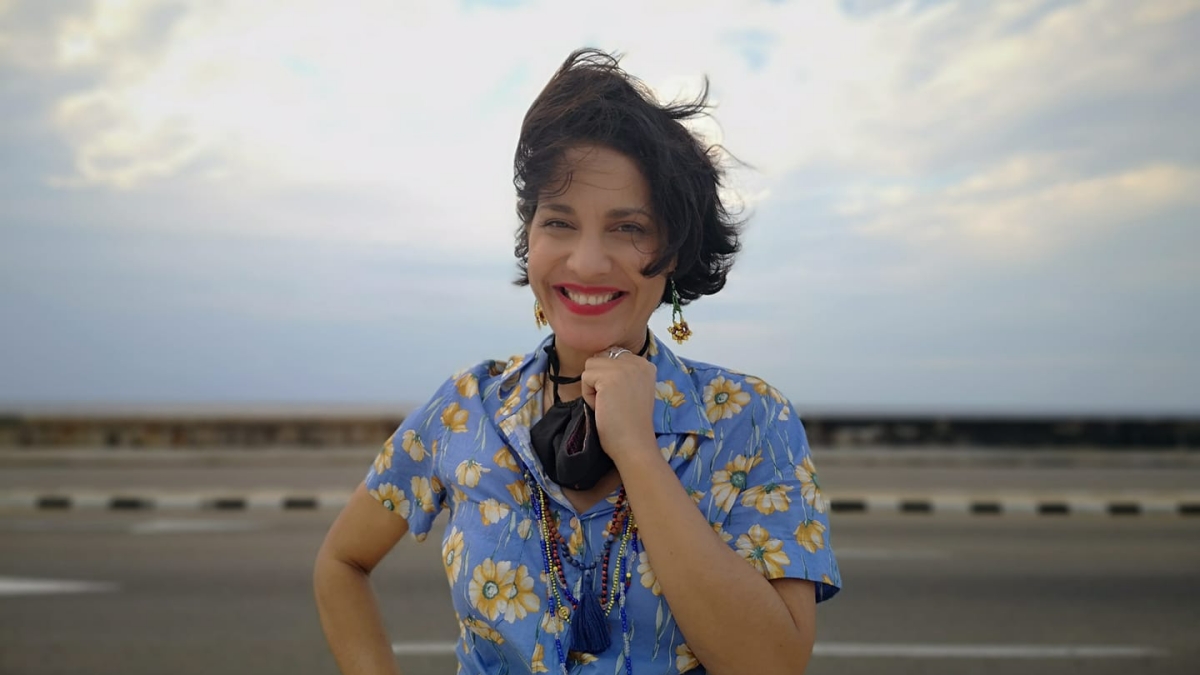 La cantante cubana Haydée Milanés en el malecón de La Habana.
