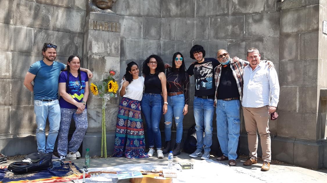 Los cubanos en el monumento a Martí en México.