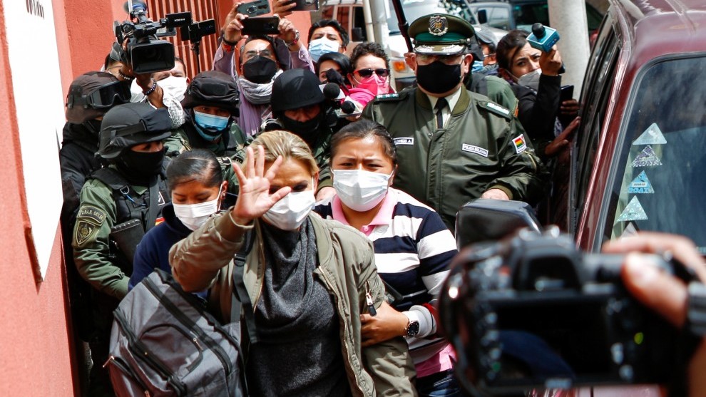 La expresidenta interina de Bolivia, Jeanine Áñez, llega a una cárcel de mujeres, en La Paz.