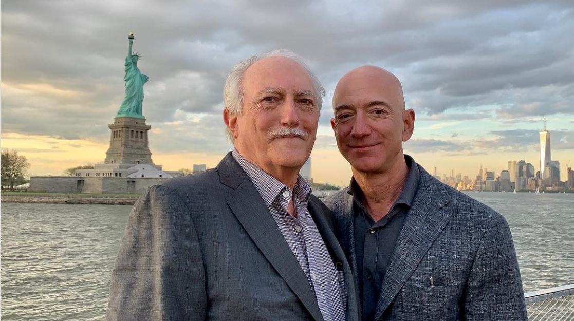Jeff Bezos y su padre en Nueva York.