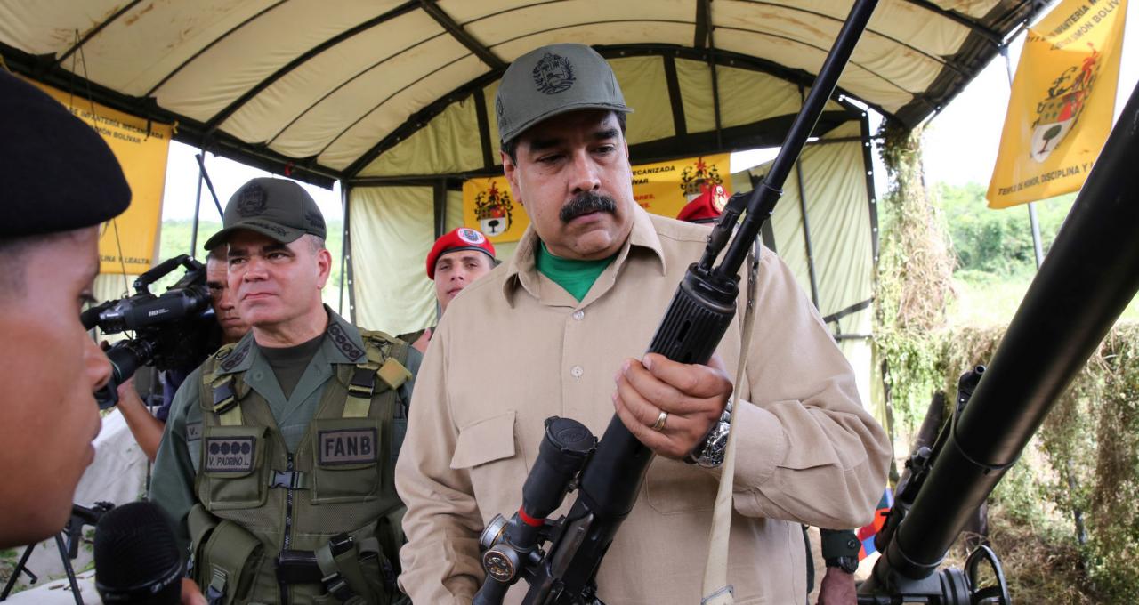 Nicolás Maduro examina armamento de Rusia para el Ejército de Venezuela.