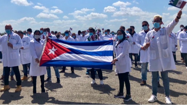 Médicos cubanos de 'misión' en México.