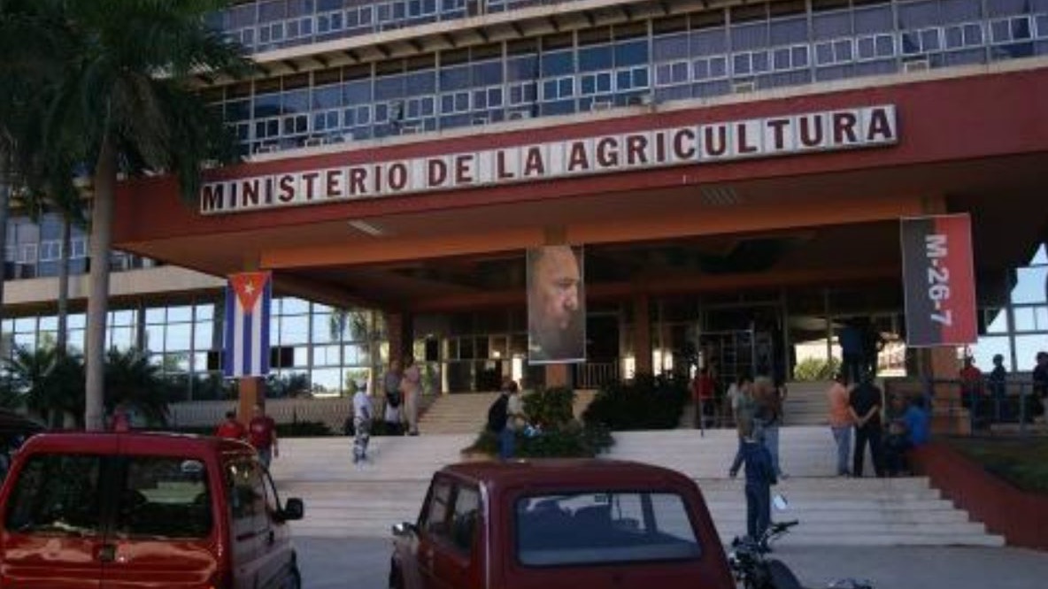 Entrada del edificio del Ministerio de la Agricultura de Cuba.