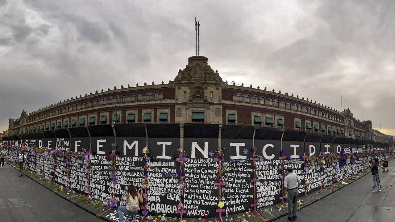'Víctimas de Feminicidio', el muro frente al Palacio Nacional en Ciudad de México.