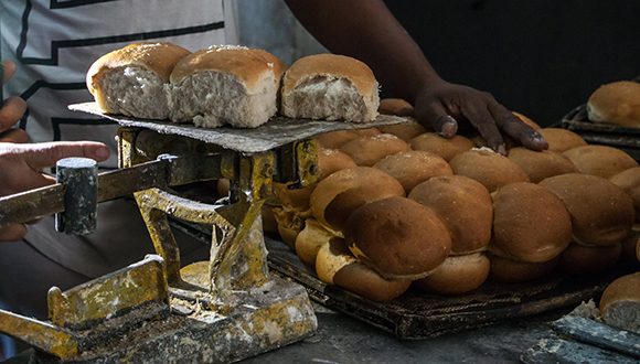 Panes ofertados en la panadería 'Pinos Pan'.