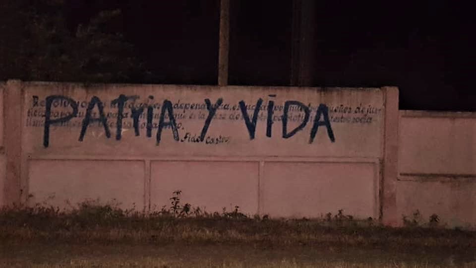 'Patria y Vida' sobre una frase de Fidel Castro en una pared.