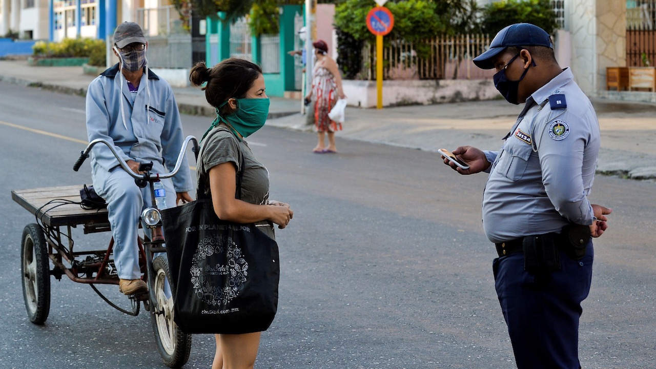 Un policía cubano durante la pandemia del coronavirus.