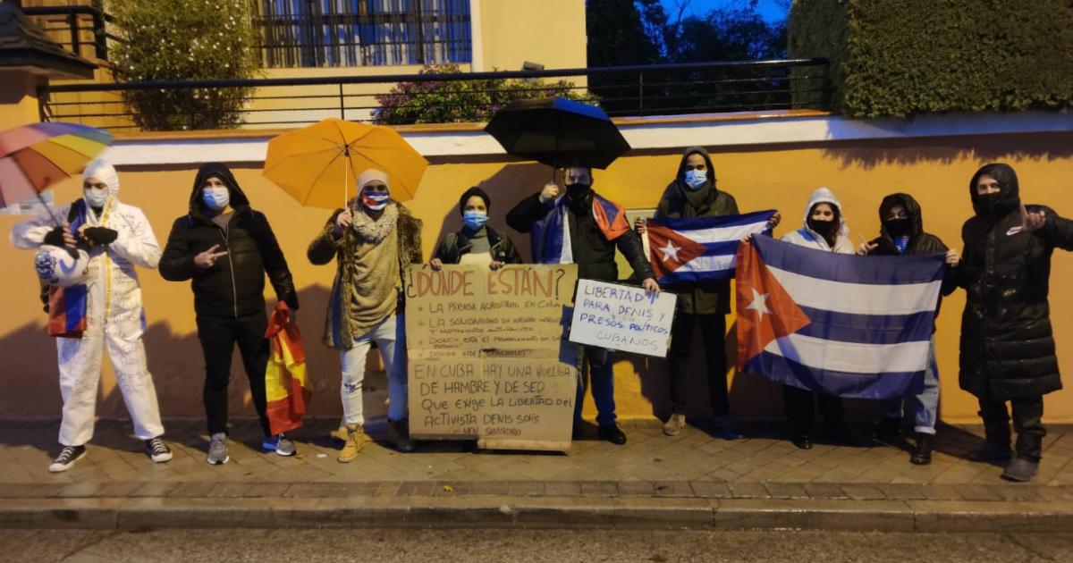 Protesta de cubanos frente al consulado de Cuba en Madrid