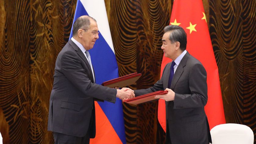 Los ministros de Relaciones Exteriores de Rusia y China durante la reunión del martes.