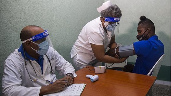 Médicos cubanos aplican los candidatos vacunales.