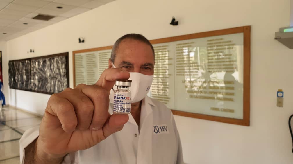 Un científico cubano sostiene una dosis de Soberana 02.