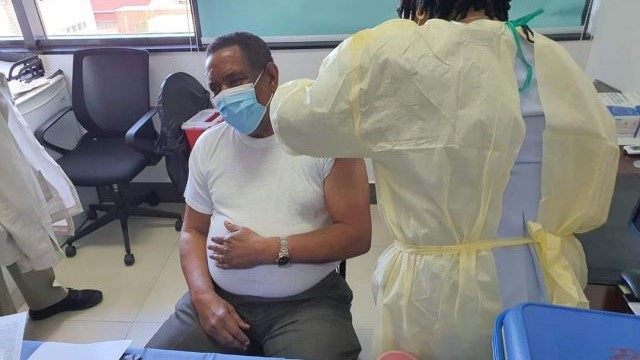 El presidente de Dominica, Charles Savarin, recibe una dosis de la vacuna de AstraZeneca.