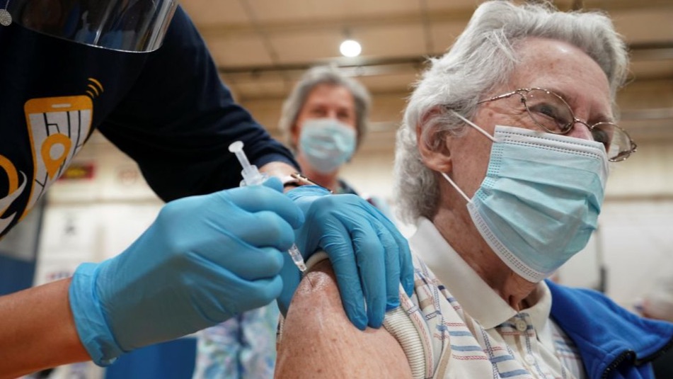 Un estadounidense recibe la vacuna contra el Covid-19.