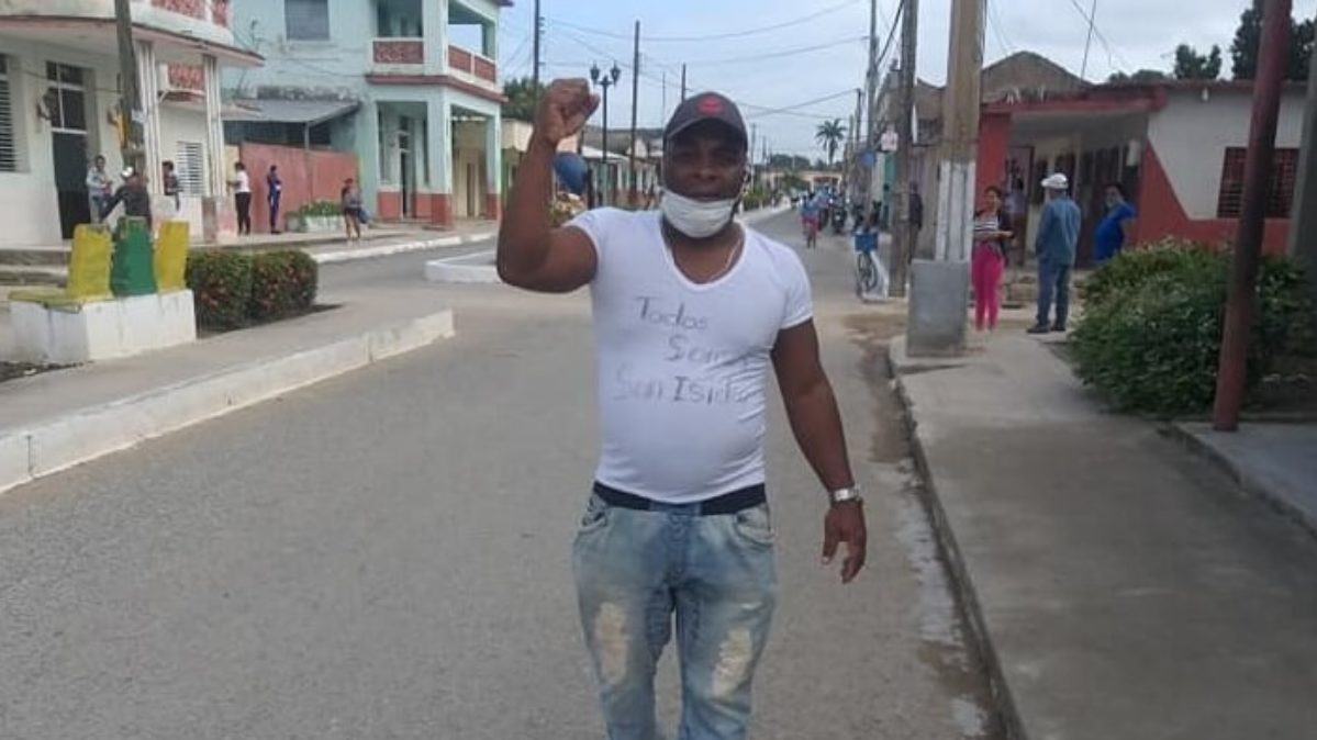 Virgilio Mantilla Arango con un pulóver en apoyo al Movimiento San Isidro.