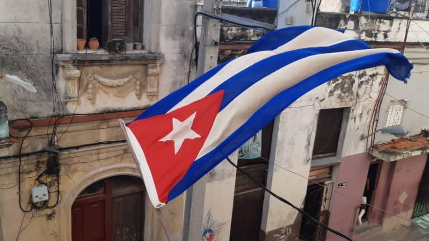 Bandera cubana colgada ante la sede del Movimiento San Isidro en La Habana.