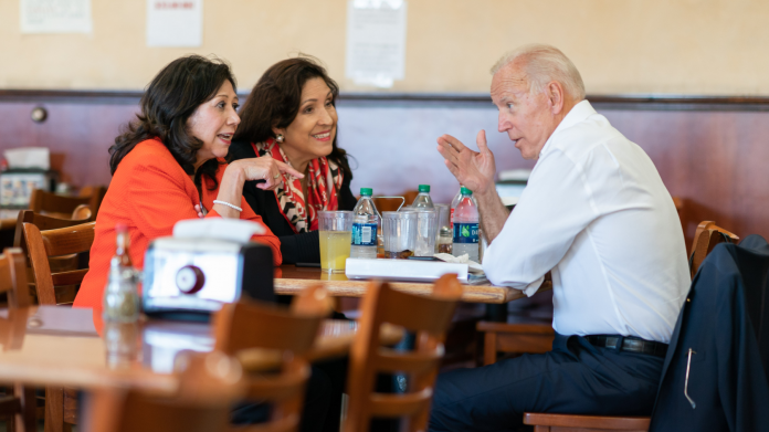 Joe Biden durante su campaña presidencial, en conversación con dos votantes de origen latinoamericano.