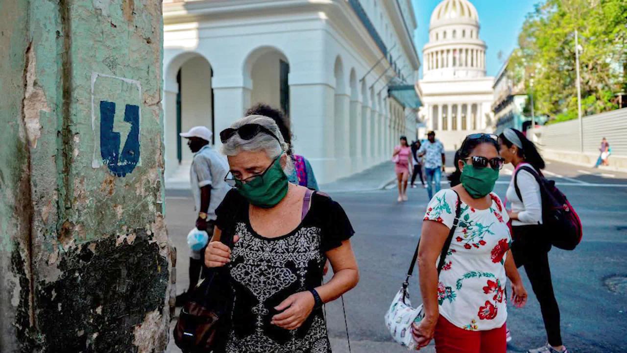 Cubanos con nasobuco en La Habana.