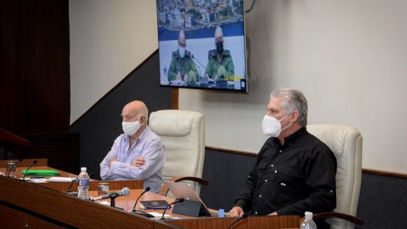 Miguel Díaz-Canel (der) y José Ramón Machado Ventura en una reunión sobre el Covid-19 en La Habana.