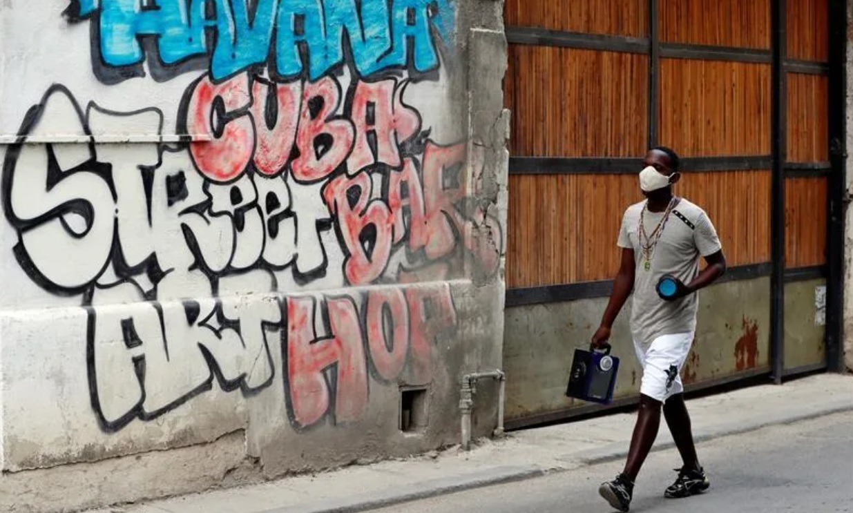Un cubano en la calle.