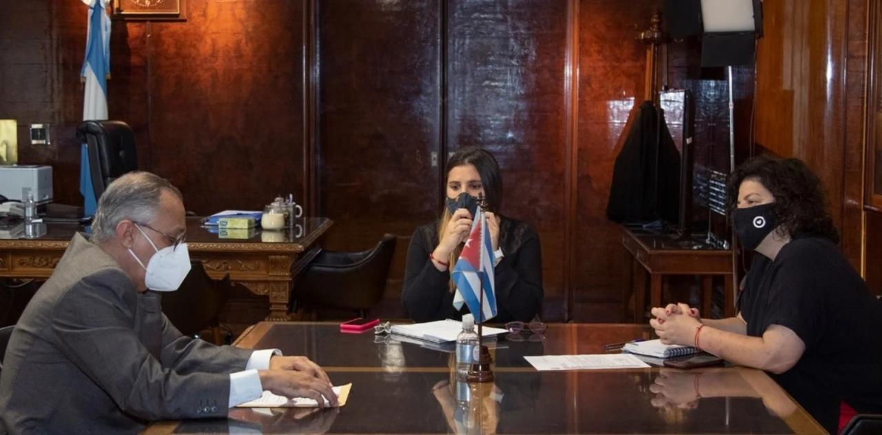 La ministra de Salud, Carla Vizzotti, en reunión con el embajador de Cuba, el 29 de marzo.