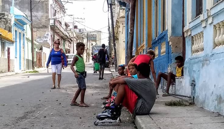 Niños en una calle habanera.