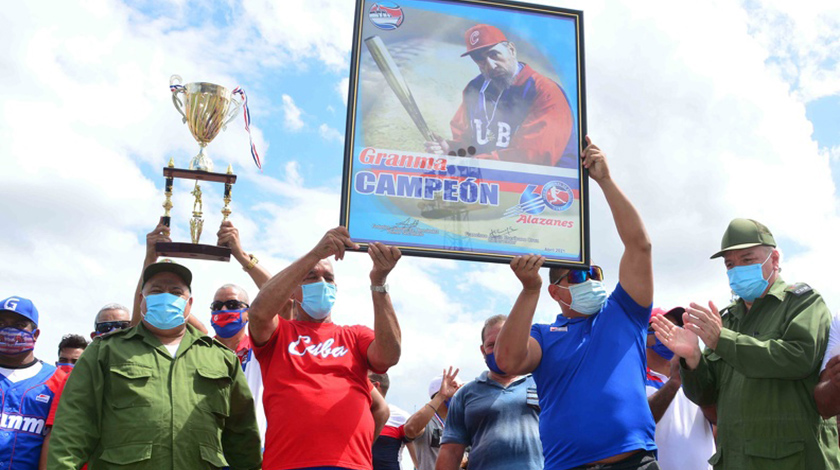 Cuadro de Fidel Castro como premio a los campeones de la serie de béisbol cubana.