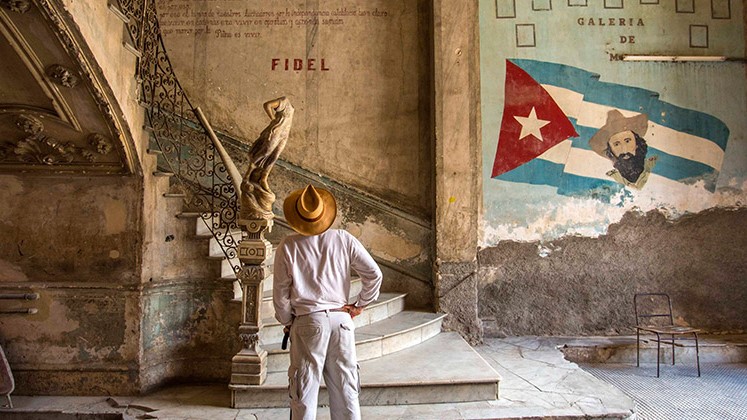 Una antigua casona de La Habana transformada en casa de vecindad.